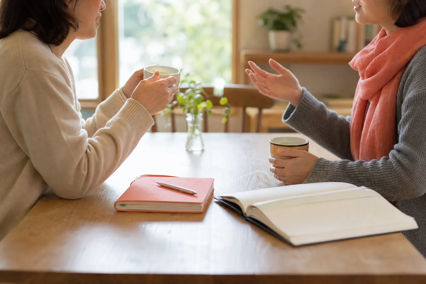 同じ立場の保護者どうしが、温かい飲み物を前に穏やかに話し合う様子